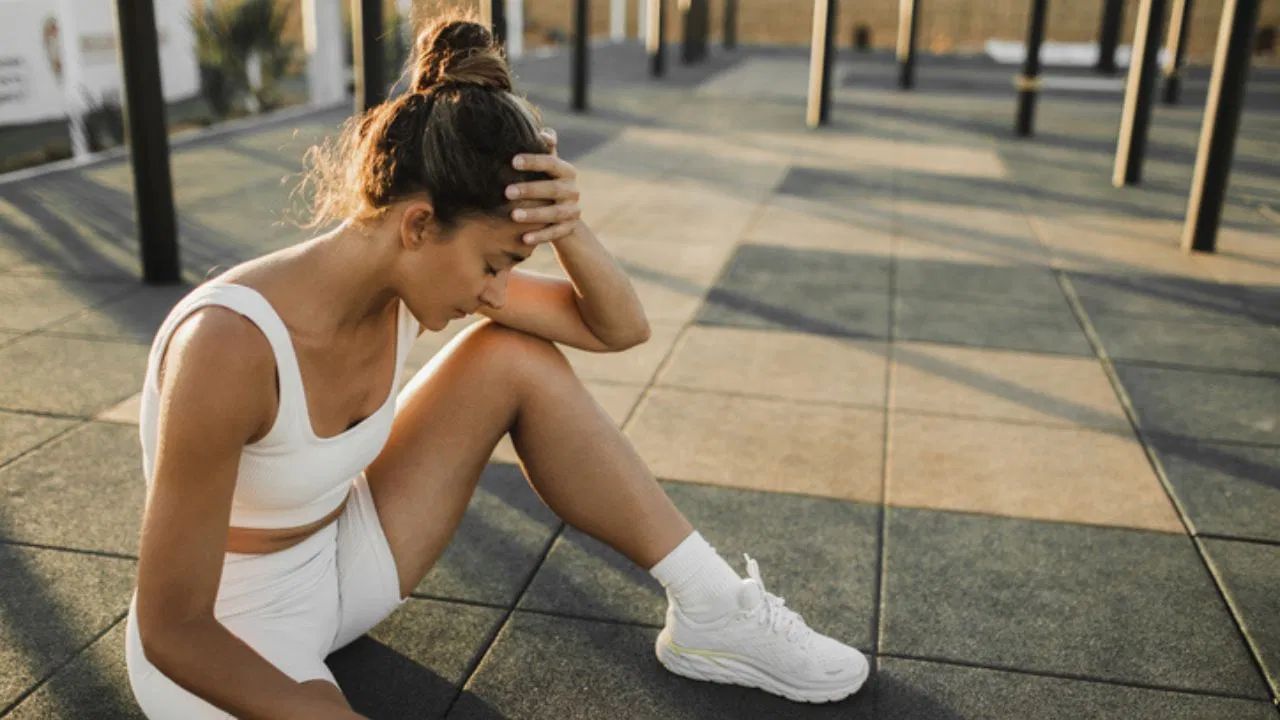 તરત જ બેસો અથવા સૂઈ જાઓ: ચક્કર આવે ત્યારે ઊભા રહેવાને બદલે તરત બેસી જવું કે સુઈ જવું જોઈએ. આવું કરવાથી પડી જવાની શક્યતા ટાળી શકાય છે અને મગજમાં લોહીનો પ્રવાહ સામાન્ય રહે છે.