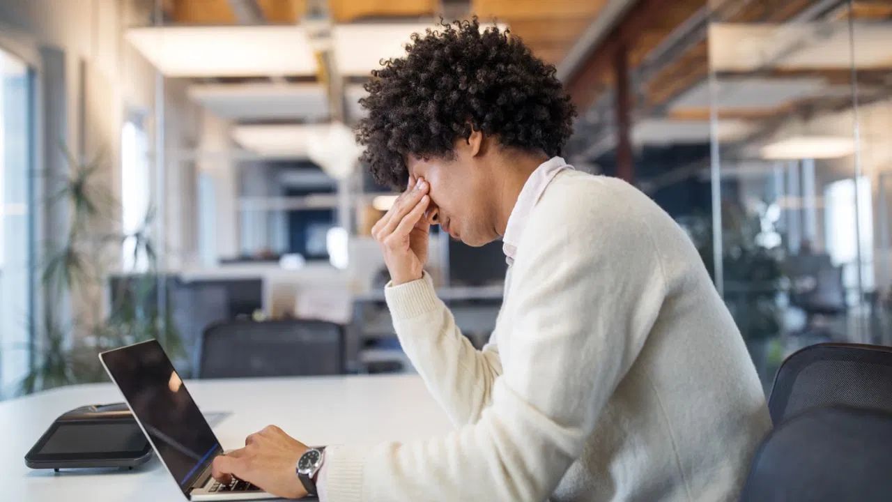 મોબાઇલ કે સ્ક્રીનથી અંતર રાખો: ચક્કર આવતી સ્થિતિમાં મોબાઈલ, ટીવી અથવા લેપટોપની સ્ક્રીનથી તરત દૂર થઈ જાવ, કારણ કે આવું કરવાથી સ્થિતિ વધુ ખરાબ બની શકે છે.