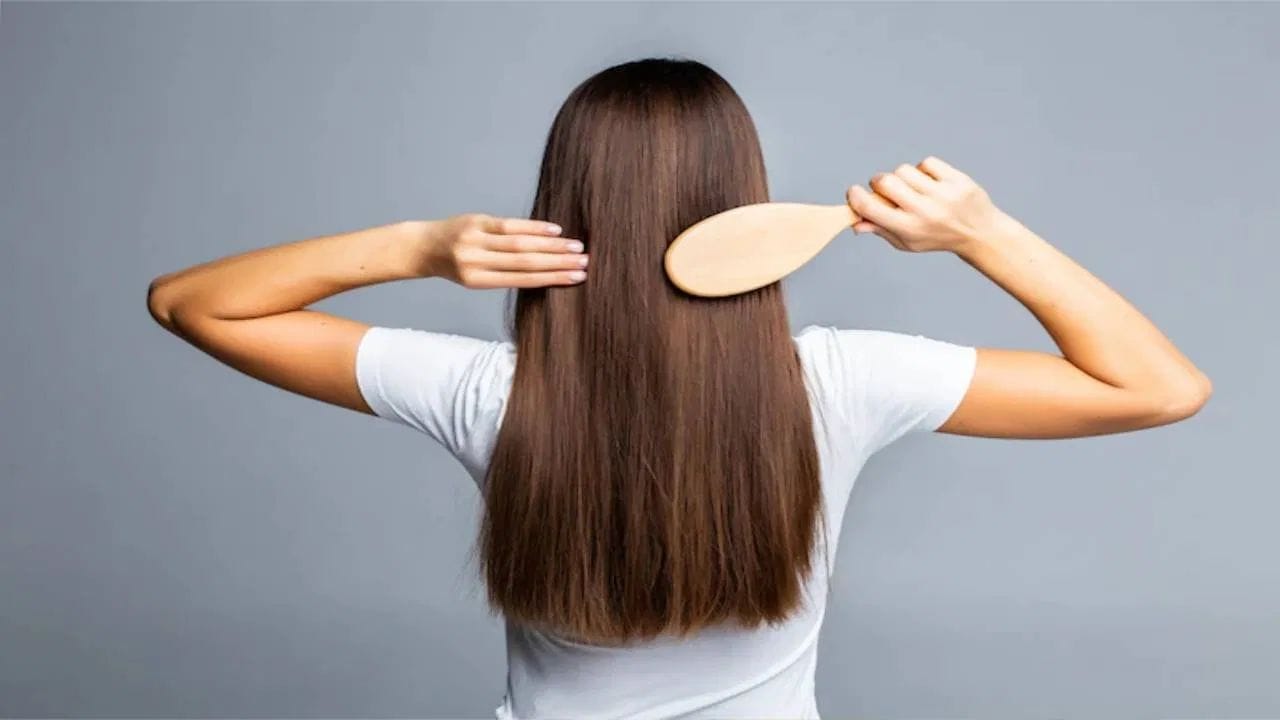 શું આદુનો રસ વાળ પર લગાવી શકાય છે? - આદુમાં વિટામિન સી, વિટામિન B6, પોટેશિયમ, મેગ્નેશિયમ અને જીંજરોલ જેવા એન્ટીઑકિસડન્ટ સહિત ઘણા પોષક તત્વો હોય છે. આદુનો ઉપયોગ સદીઓથી ઔષધીય હેતુઓ માટે પણ કરવામાં આવે છે.