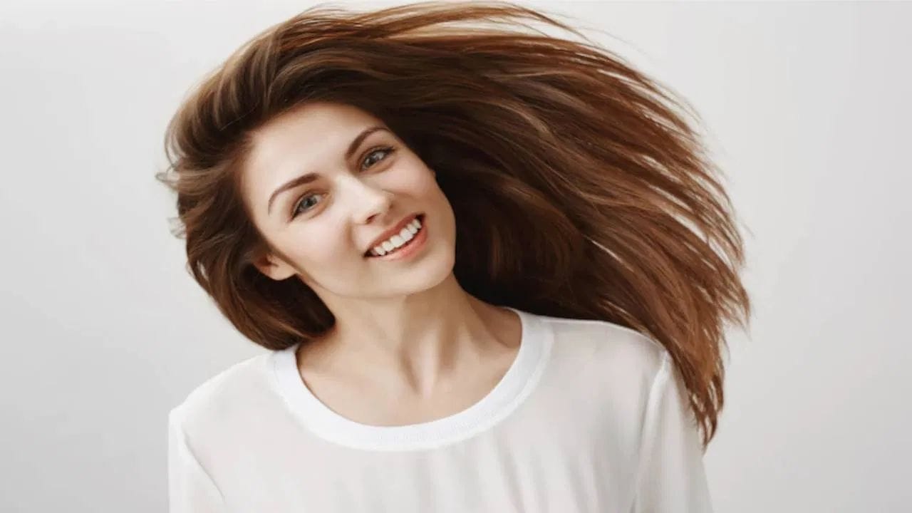 મેથીના દાણા, કઢી પત્તા અને ડુંગળી જેવી વસ્તુઓ વાળ માટે ખૂબ ફાયદાકારક માનવામાં આવે છે. તે જ સમયે, કેટલાક લોકો હવે આદુના રસને વાળ માટે ફાયદાકારક ગણાવી રહ્યા છે. પણ શું ખરેખર આદુનો રસ વાળ પર લગાવી શકાય છે? જો હા, તો તેનાથી વાળને કેવી રીતે ફાયદો થશે. આજે આ તમને અમે આ બધા પ્રશ્નોના જવાબો આપીશું. હેલ્થલાઈન પર આ વિશે વિગતવાર ચર્ચા કરવામાં આવી છે.