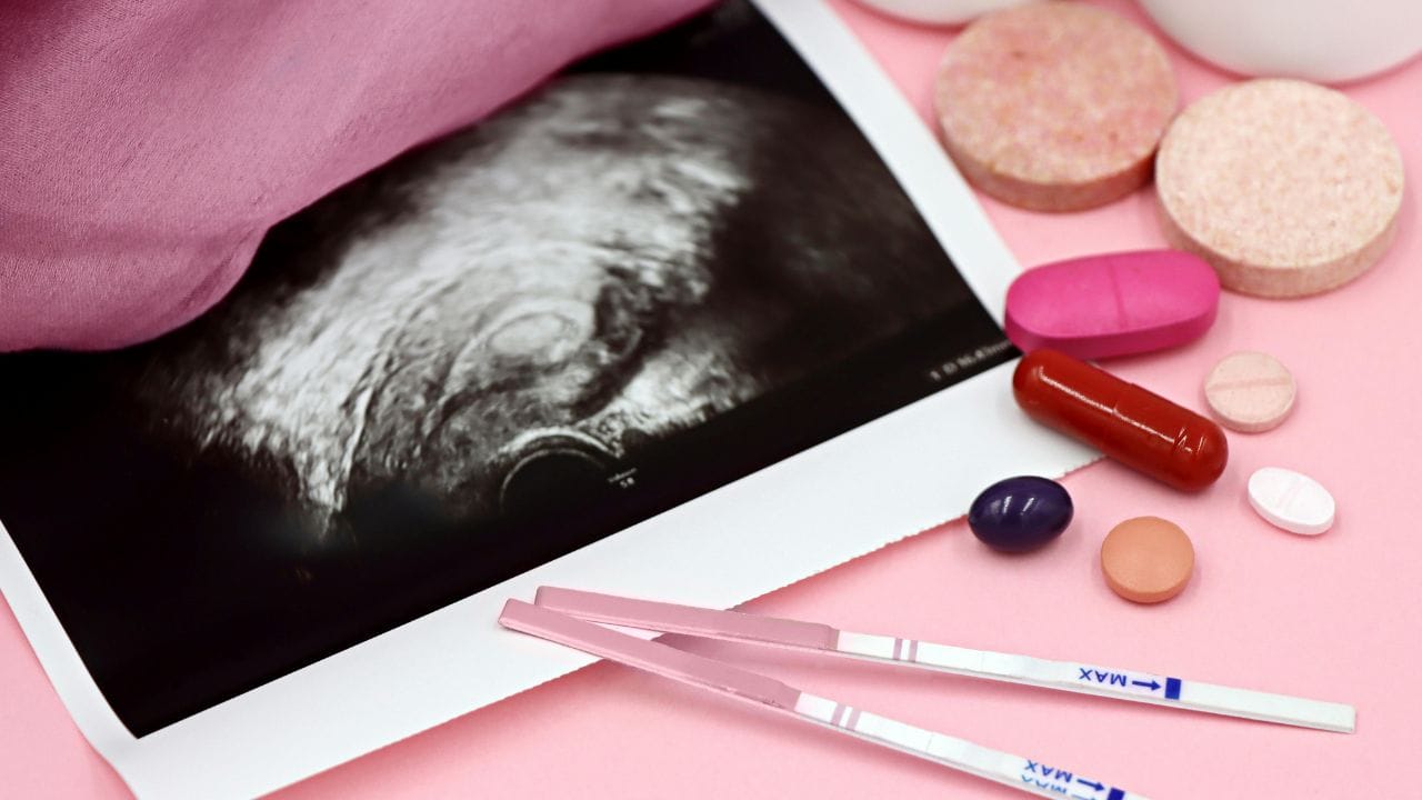 શારીરિક સંબંધ માત્ર શારીરિક સ્વાસ્થને નહી પરંતુ માનસિક સ્વાસ્થને પણ હેલ્ધી બનાવવામાં મદદ કરે છે. શારીરિક સંબંધ બાંધવાના અનેક ફાયદા છે. શારીરિક સંબંધ બાંધવાથી શરીરમાં સેરોટોનિન હોર્મોન રિલીઝ થાય છે. જેનાથી તમને ખુશી મળે છે. શારીરિક સંબંધ કોઈ પણ ઉંમર પર નિર્ભર હોતું નથી. જો તમારા પ્રજનન અંગો યોગ્ય રીતે કામ કરી રહ્યા હોય તો તમે લાંબા સમય સુધી શારીરિક સંબંધ બાંધી શકો છો.