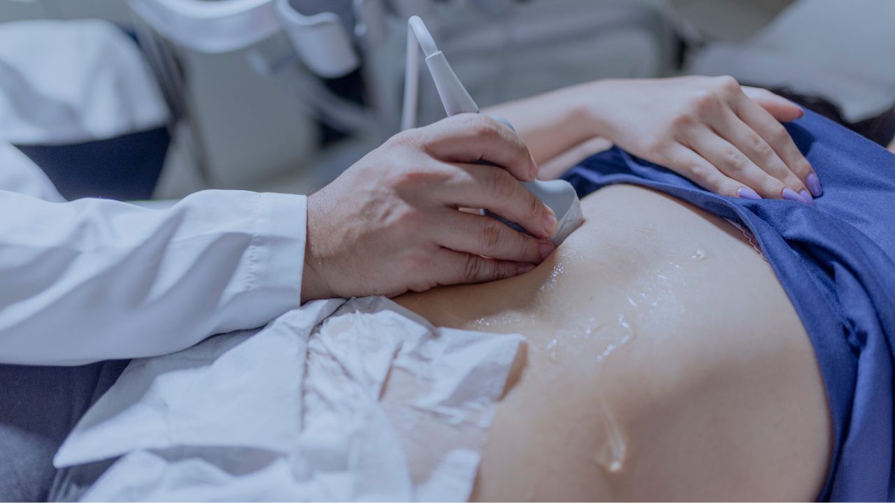 કેટલીક પરિસ્થિતિઓમાં, ટૂંકા ગાળા માટે શારીરિક સંબંધને અવગણવું જોઈએ. કેટલીક સ્ત્રીઓને સી-સેક્શન ડિલિવરી વિશે એક પ્રશ્ન હોય છે કે, સી-સેક્શન ડિલિવરી પછી ક્યારે શારીરિક સંબંધ બાંધવો જોઈએ? જો તમને પણ એવું લાગે છે, તો આ લેખ ચોક્કસ વાંચો.    