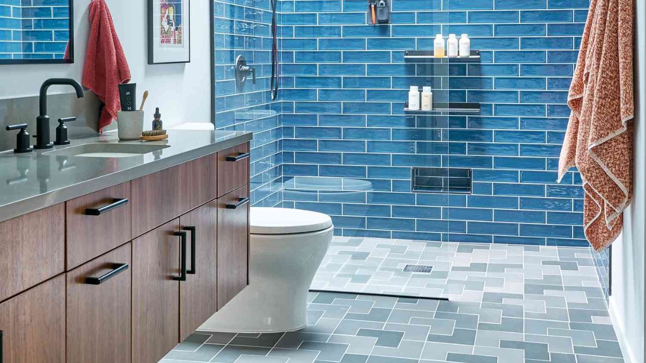 ટુવાલની સ્વચ્છતાનું ધ્યાન ન રાખવું: નહાયા પછી હાથ ધોવા અને ચહેરો ધોવા પછી ટુવાલનો ઉપયોગ ચોક્કસપણે કરવામાં આવે છે, પરંતુ મોટાભાગના લોકો ભીના ટુવાલને બાથરૂમમાં જ એક ખૂણા પર લટકાવી રાખવાની ભૂલ કરે છે, ક્યારેક તેઓ તેને પલંગ પર પણ મૂકી દે છે, જેના કારણે બેક્ટેરિયા બાથરૂમમાંથી તમારા શરીર અને ઘરની અંદર પહોંચે છે. મોટાભાગના ઘરોમાં, ટુવાલ એક અઠવાડિયા કે 15 દિવસ પછી ધોવામાં આવે છે, પરંતુ તે ખૂબ જ મહત્વપૂર્ણ છે કે તમે અઠવાડિયામાં બે વાર ટુવાલ ધોઈ લો અને તેને તડકામાં સારી રીતે સૂકવો.
