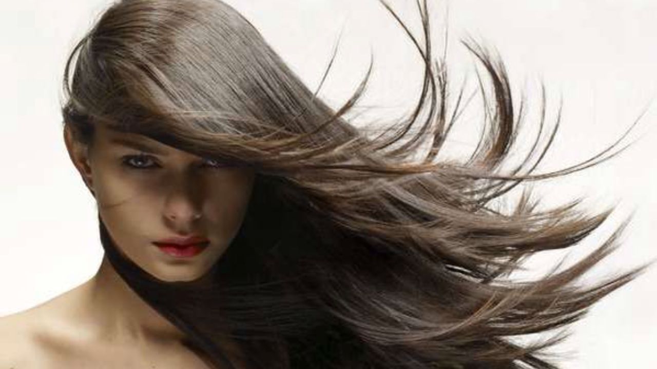 એક ચમચી મેથીના દાણાને રાતભર પલાળી રાખો અને પીસી લો. તેને નાળિયેર તેલમાં નાખો અને થોડું ગરમ ​​કરો. જ્યારે તે ઠંડુ થાય ત્યારે વાળના મૂળમાં માલિશ કરો. અઠવાડિયામાં બે વાર આ ઉપાયનો ઉપયોગ કરવાથી વાળ ખરવાનું ઓછું થશે અને વાળ ઝડપથી વધશે.
