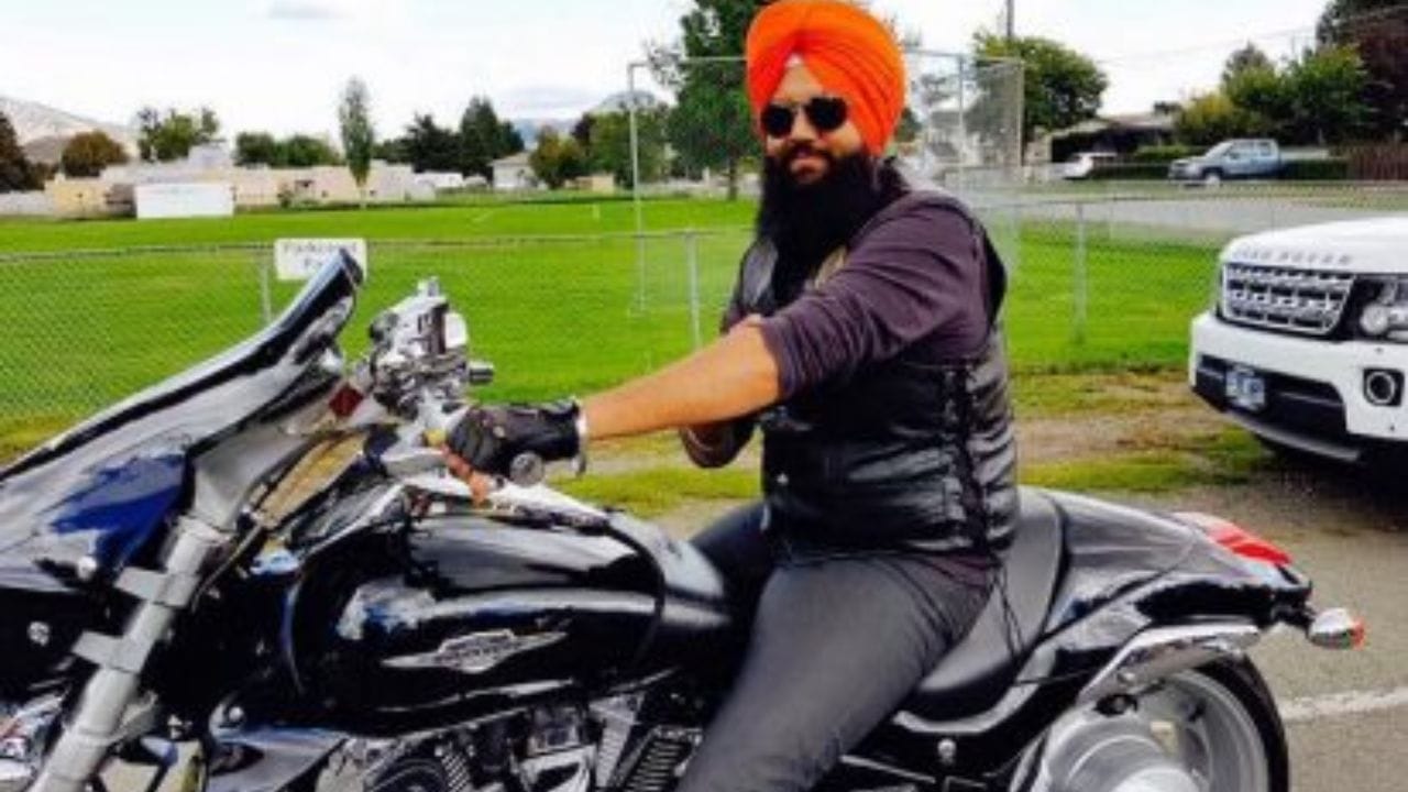 આ નિયમનું પાલન ન કરવાથી દંડ અને લાઇસન્સ સસ્પેન્ડ થઈ શકે છે. પરંતુ શું શીખ ધર્મના અનુયાયીઓને આમાંથી મુક્તિ આપવામાં આવી છે? આવી સ્થિતિમાં ચાલો આજે તમને જણાવીએ કે શું શીખ ધર્મના લોકોને હેલ્મેટ પહેરવાથી મુક્તિ આપવામાં આવી છે અને નિયમો, સજા અને કોર્ટનો ચુકાદો આ વિશે શું કહે છે.