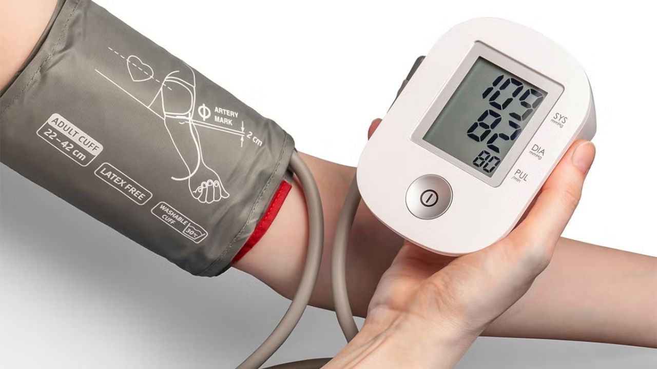 તમારા BP ચેક કરાવતી વખતે આ બાબતો ધ્યાનમાં રાખો. તમારા BP ટેસ્ટ સાચા અને સચોટ થાય તે માટે કેટલીક મહત્વપૂર્ણ સાવચેતીઓનું પાલન કરવું જોઈએ. ટેસ્ટના ઓછામાં ઓછા અડધા કલાક પહેલા ચા, કોફી, સિગારેટ અથવા આલ્કોહોલનું સેવન ન કરો. કારણ કે આ તમારા BP રીડિંગ્સને અસર કરી શકે છે. તમારા BP ચેક કરાવતા પહેલા કોઈપણ પ્રકારની શારીરિક શ્રમ, દોડાદોડ અથવા તણાવ ટાળો અને પોતાને આરામ આપો. ટેસ્ટ દરમિયાન સીધા બેસો, તમારા પગ ક્રોસ ન કરો અને તમારા હાથને આરામની સ્થિતિમાં રાખો.