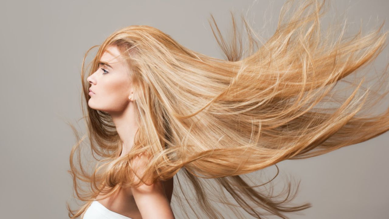 આમળા અને લીંબુ: આમળાને "વાળનો અમૃત" કહેવામાં આવે છે. કારણ કે તે વિટામિન સીથી ભરપૂર હોય છે. તેમાં રહેલા એન્ટીઑકિસડન્ટ વાળ ખરતા અટકાવે છે અને માથાની ચામડીને સ્વસ્થ રાખે છે. લીંબુ વાળમાં કુદરતી ચમક લાવે છે.
