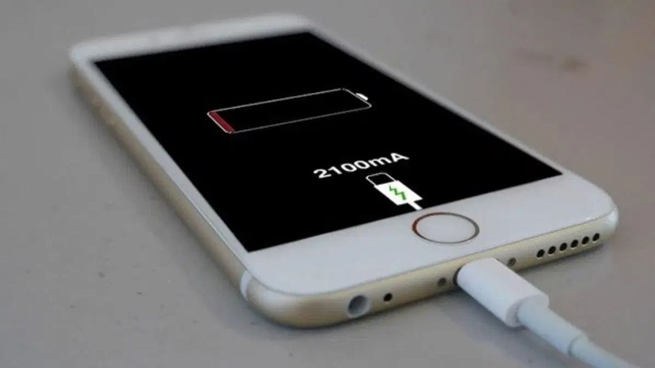 એપલનો ટાઇપ-સી કેબલ કેમ ખાસ છે?: એપલના ટાઇપ-સી કેબલમાં એક સંકલિત ચિપ હોય છે જે આઇફોનની ચાર્જિંગ સિસ્ટમ સાથે મળીને કામ કરે છે. આ ચિપ ફોનને ઓવરચાર્જિંગ, હાઇ કરંટ અથવા કોઈપણ તકનીકી ખામીથી બચાવવા માટે કામ કરે છે.