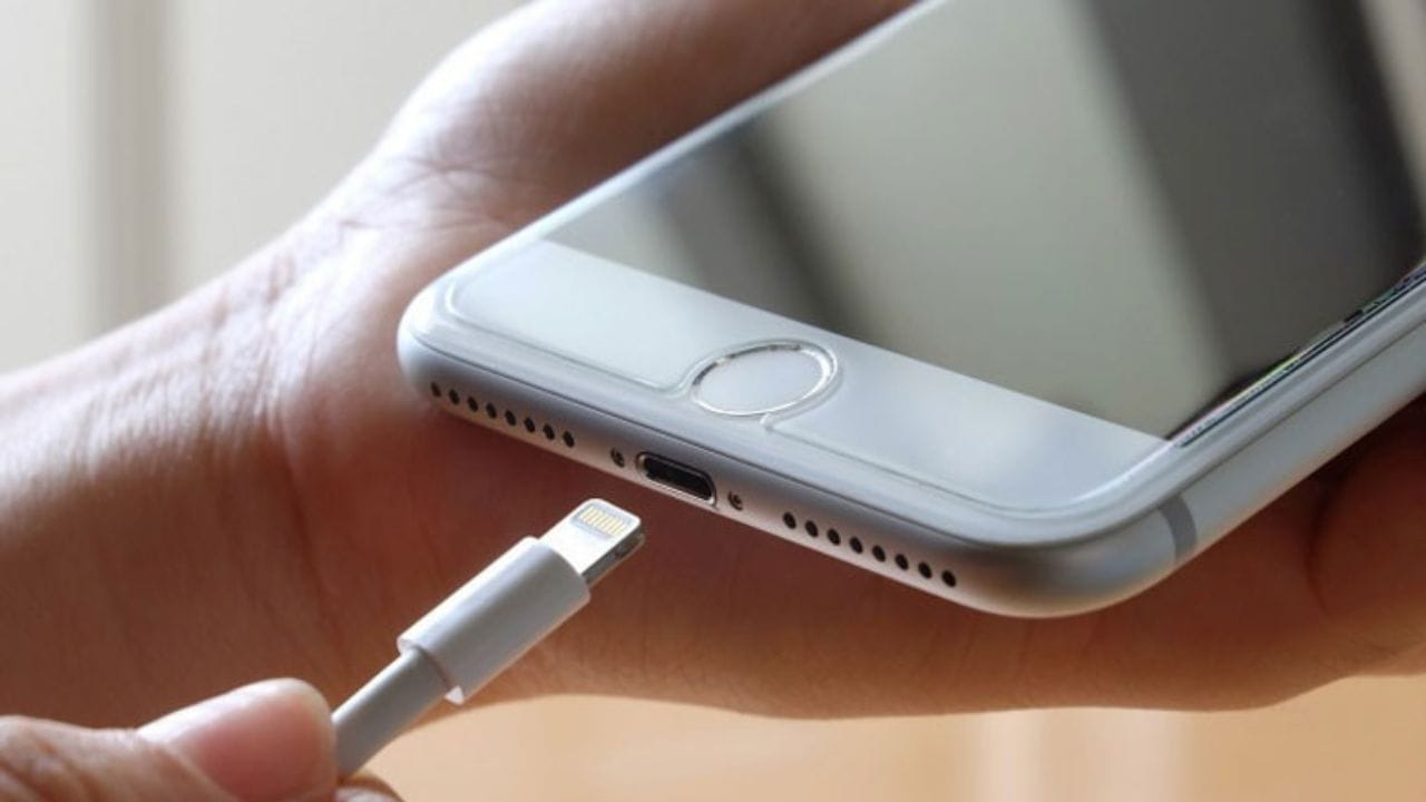 વરસાદના પાણીમાં ચાર્જર ભીનું થઈ જાય તો તેમાં કાટ પણ લાગી શકે છે ઇલેક્ટ્રિકલ ખામીઓનું કારણ બનીને ચાર્જર પોર્ટને નુકસાન પહોંચાડી શકે છે. આ બધાથી બચાવવા માટે કેબર અને એડપ્ટરને સંપૂર્ણ સૂકાઈ જવા દો, જલદી સુકવવા માટે તમે ડ્રાયરનો પણ ઉપયોગ કરી શકો છો