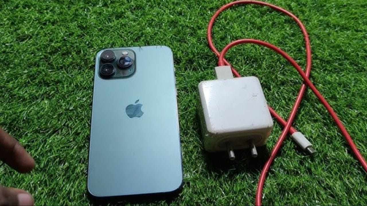 તમને જણાવી દઈએ કે જો વરસાદમાં ચાર્જર ભીનું થઈ ગયું હોય તો તેને 24 કલાક સુધી ડ્રાય એટલે કે સૂકાઈ જવા દેવું જોઈએ. જો તમારા ફોનનું ચાર્જર ભીનું થઈ જાય તો પહેલા એડેપ્ટરથી કેબલ અલગ કરો અને એડેપ્ટર અને કેબલને કોરા કપડાથી લુછી લો, આમ છત્તા કેબલ અને એડેપ્ટરમા ભેજ રહેલો હોઈ શકે છે આથી તેને એક આખો દિવસ કોરુ થવા દો, આ પછી જ તને ચાર્જરને પ્લગ ઈન કરી શકો છો.