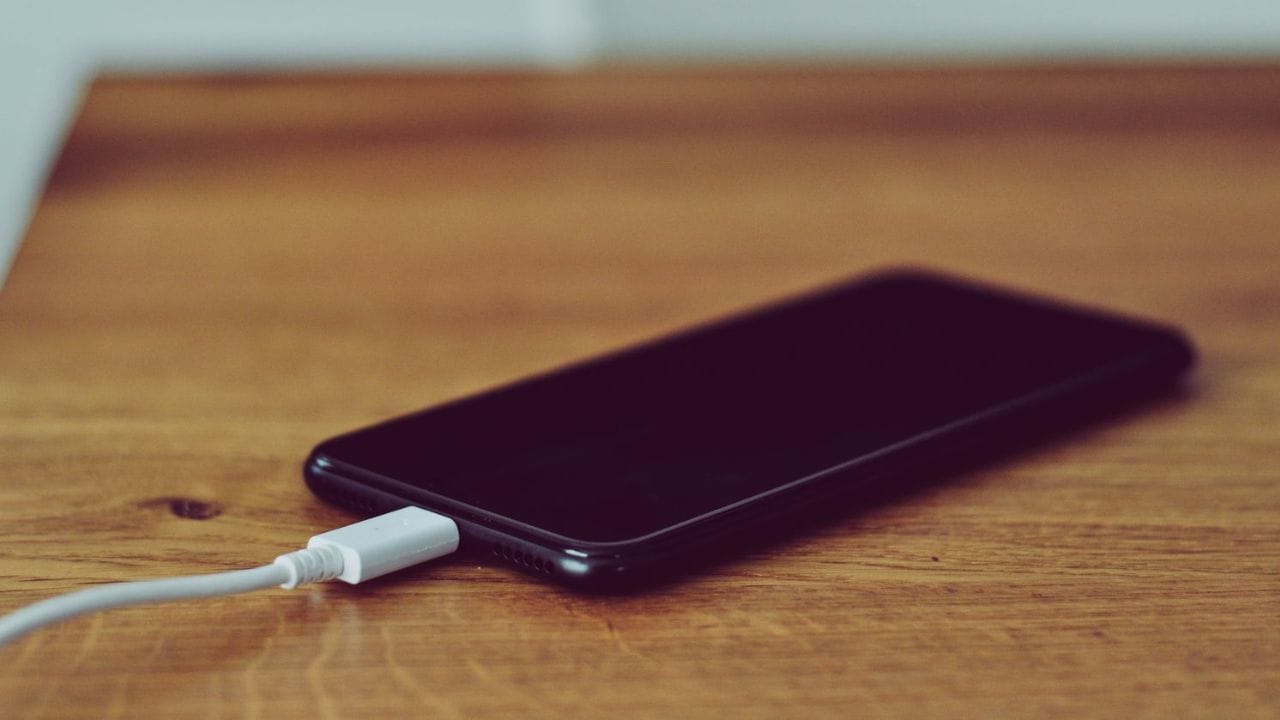 વરસાદની ઋતુમાં ફોન ચાર્જ કરતી વખતે તમારે સાવચેત રહેવાની જરૂર છે. આજકાલ આવતા મોટાભાગના ફોન વોટરપ્રૂફ અથવા સ્પ્લેશપ્રૂફ IP રેટિંગ સાથે આવે છે, જેના કારણે ફોન ભીનો કે ખરાબ થઈ જાય તો ગભરાવાની જરૂર નથી. પણ જો વરસાદમાં ચાર્જર ભીનું થઈ જાય તો નુકસાન થઈ શકે છે.