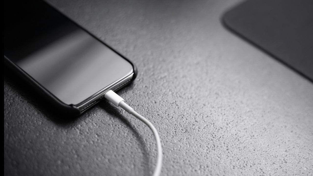 શું ઈમરજેન્સીમાં Android કેબલનો ઉપયોગ કરી શકો છે?: જો કોઈ ઈમરજેન્સી હોય અને તમારી પાસે Apple ચાર્જર કે કેબલ ન હોય, તો iPhone ને Android ના Type-C કેબલથી એક કે બે વાર ચાર્જ કરી શકાય છે. પરંતુ ધ્યાનમાં રાખો કે આ ફક્ત એક જ વાર અને થોડા સમય માટે ઠીક છે. જો તમે આવું વારંવાર કરો છો, તો તમારા મોંઘા iPhone ધીમે ધીમે ખરાબ થઈ શકે છે.