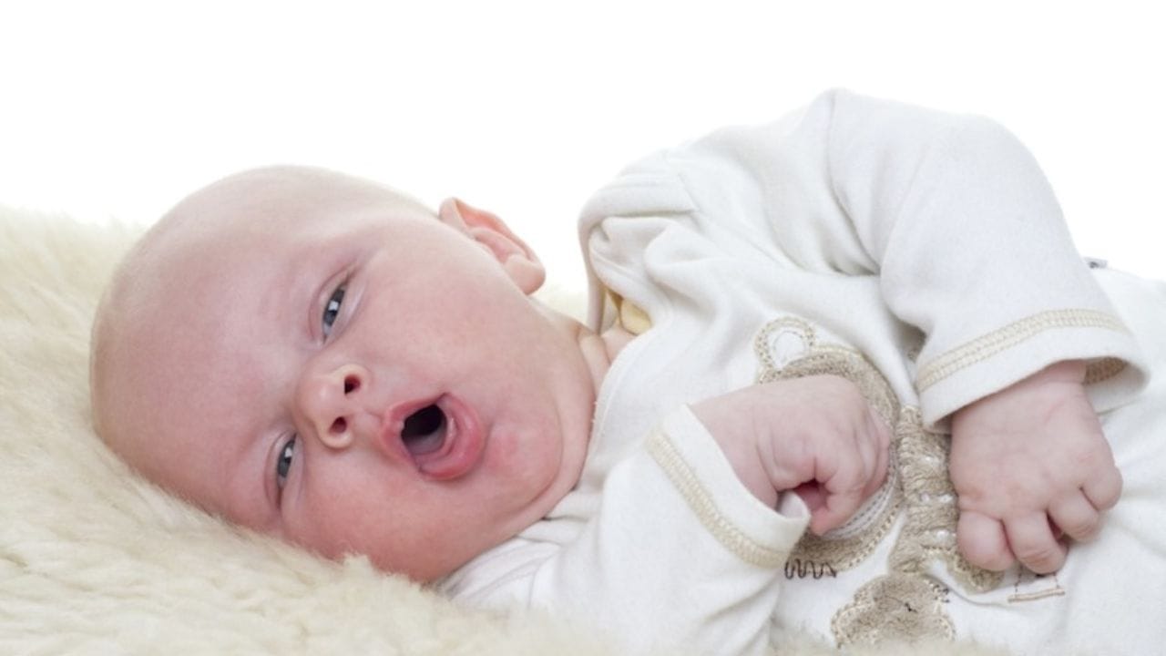 આ ઋતુમાં ત્વચા સંબંધિત સમસ્યાઓ જેમ કે ડાયપર વિસ્તારમાં ફોલ્લીઓ, ત્વચા પર લાલ ફોલ્લીઓ અથવા ખંજવાળ પણ વધી જાય છે. ઘણી વખત કાનના ચેપને કારણે બાળક વારંવાર કાનને સ્પર્શ કરે છે, રડે છે અથવા દૂધ પીતી વખતે અસ્વસ્થતા અનુભવે છે. જો આમાંથી કોઈપણ લક્ષણો દેખાય તો તાત્કાલિક બાળરોગ ચિકિત્સકનો સંપર્ક કરવો જોઈએ. કારણ કે થોડો વિલંબ પણ ચેપ વધારી શકે છે અને બાળકની સ્થિતિ ગંભીર બની શકે છે.