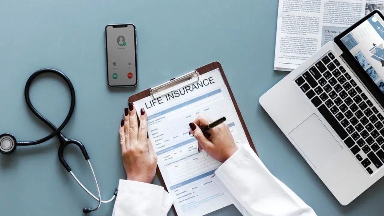 GST કાઉન્સિલ દ્વારા રચાયેલ GoM દ્વારા હેલ્થ અને લાઇફ ઇન્સ્યોરન્સ પ્રીમિયમ પર GST નાબૂદ કરવાનો પ્રસ્તાવ આપવામાં આવ્યો છે. જો કે, વીમા પ્રીમિયમ પર ટેક્સ છૂટ ફક્ત વ્યક્તિગત વીમા માટે છે, જે હાલમાં 18 ટકા GST છે. કોમર્શિયલ ઇન્સ્યોરન્સ અને અન્ય ઇન્સ્યોરન્સ પ્રોડક્ટસ પર 18% GST પહેલાની જેમ ચાલુ રહેશે.