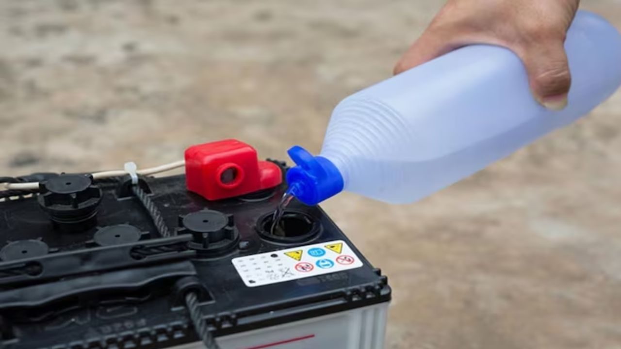 બેટરીમાં પાણી ભરવું કે નહીં તે કેવી રીતે ઓળખવું?: ઇન્વર્ટરની મહત્તમ બેટરીમાં લઘુત્તમ અને મહત્તમ ચિહ્ન હોય છે. જો પાણીનું સ્તર લઘુત્તમથી નીચે જાય, તો સમજો કે આ બેટરીમાં પાણી ભરવાનો સમય છે. એક વાત ધ્યાનમાં રાખો કે પાણીનું સ્તર ન તો ખૂબ ઊંચું હોવું જોઈએ કે ન તો ખૂબ નીચું, પરંતુ બે ચિહ્નો વચ્ચે રહેવું જોઈએ. જો તમે વધુ પાણી ભરો છો, તો બેટરી ઓવરફ્લો થઈ શકે છે, જે નુકસાન પહોંચાડી શકે છે.