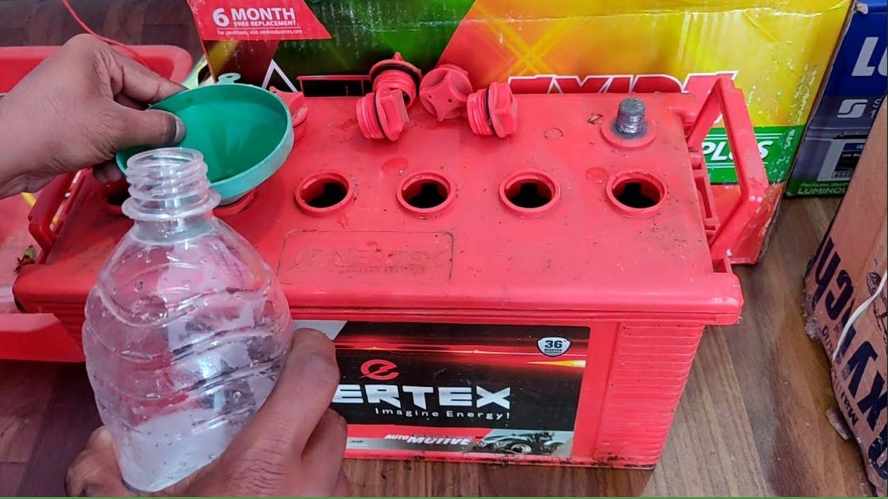 બેટરીનું પાણી સમાપ્ત થયું કેવી રીતે જાણવું?: આપણે ઇન્વર્ટર બેટરીમાં પાણી બદલતા નથી, તેના બદલે જ્યારે તેનું સ્તર ઓછું હોય છે, ત્યારે તે  Distilled Waterથી ભરેલું હોય છે. જો પાણીનું સ્તર સમયસર તપાસવામાં ન આવે, તો બેટરી સુકાઈ જવા લાગે છે. આ તેનું પ્રદર્શન નબળું પાડી શકે છે. આનો સ્પષ્ટ અર્થ એ છે કે બેકઅપ ઓછો થાય છે અને ચાર્જિંગ ધીમું થાય છે.