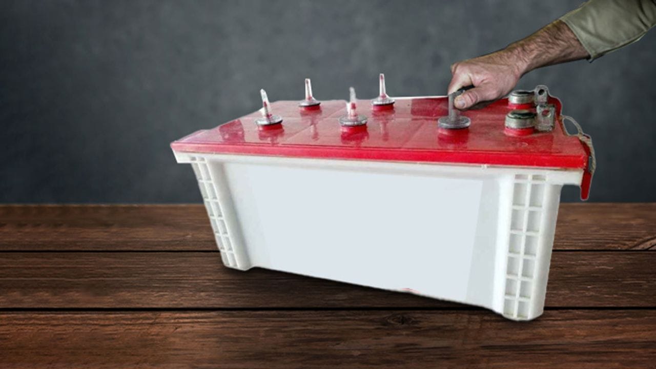 ચાલો તમને જણાવીએ કે ઇન્વર્ટર બેટરીનું પાણી ક્યારે ચેક કરવું જોઈએ, કેવી રીતે જાણવું કે હવે પાણી નાખવાની જરૂર છે. આ ઉપરાંત, તમારે કઈ બાબતો ધ્યાનમાં રાખવાની જરૂર છે.