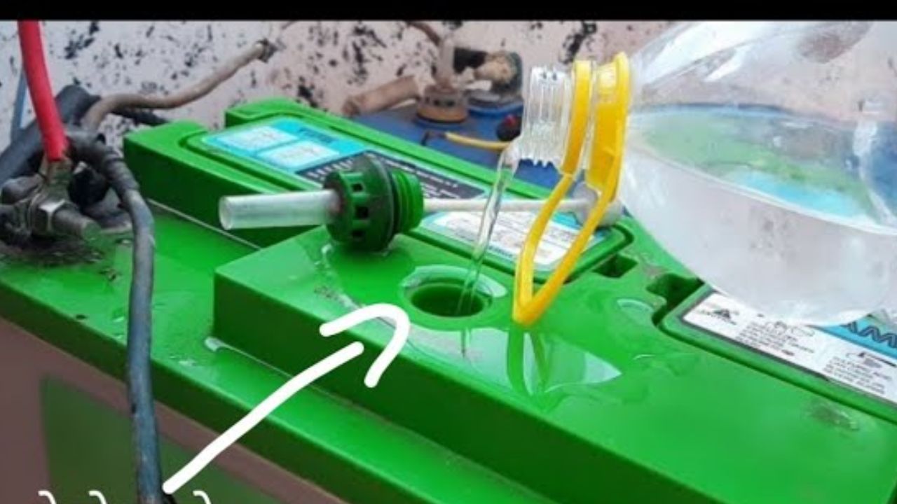 કેટલા સમય પછી તમારે પાણી નાખવું જોઈએ?: જો તમારા ઘરમાં વીજળી ઓછી હોય અને ઇન્વર્ટર ખૂબ ઓછું ચાલે, તો દર 2-3 મહિને એકવાર બેટરીનું પાણી તપાસવું પૂરતું છે. પરંતુ જો તમે દરરોજ લાંબા સમય સુધી ઇન્વર્ટરનો ઉપયોગ કરી રહ્યા છો. જેમ ઉનાળામાં વધુ પાવર કટ થાય છે. આવી સ્થિતિમાં, દર 1 થી 1.5 મહિને બેટરીનું પાણીનું સ્તર તપાસવું આવશ્યક છે.