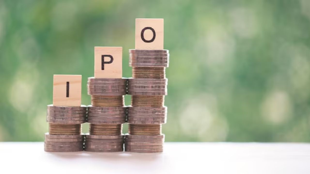 Goel Construction IPO- બાંધકામ ક્ષેત્ર પર ધ્યાન કેન્દ્રિત કરતો ગોયલ કન્સ્ટ્રક્શનનો IPO 2 થી 4 સપ્ટેમ્બર દરમિયાન બજારમાં ખુલશે. આ ઇશ્યૂમાં, કંપની રૂ. 80.81 કરોડના નવા શેર ઓફર કરશે અને રૂ. 18.96 કરોડના વેચાણ માટે શેર ઓફર કરશે. જેમાં પ્રતિ શેર ભાવ રૂ. 249 થી રૂ. 262 ની વચ્ચે છે.