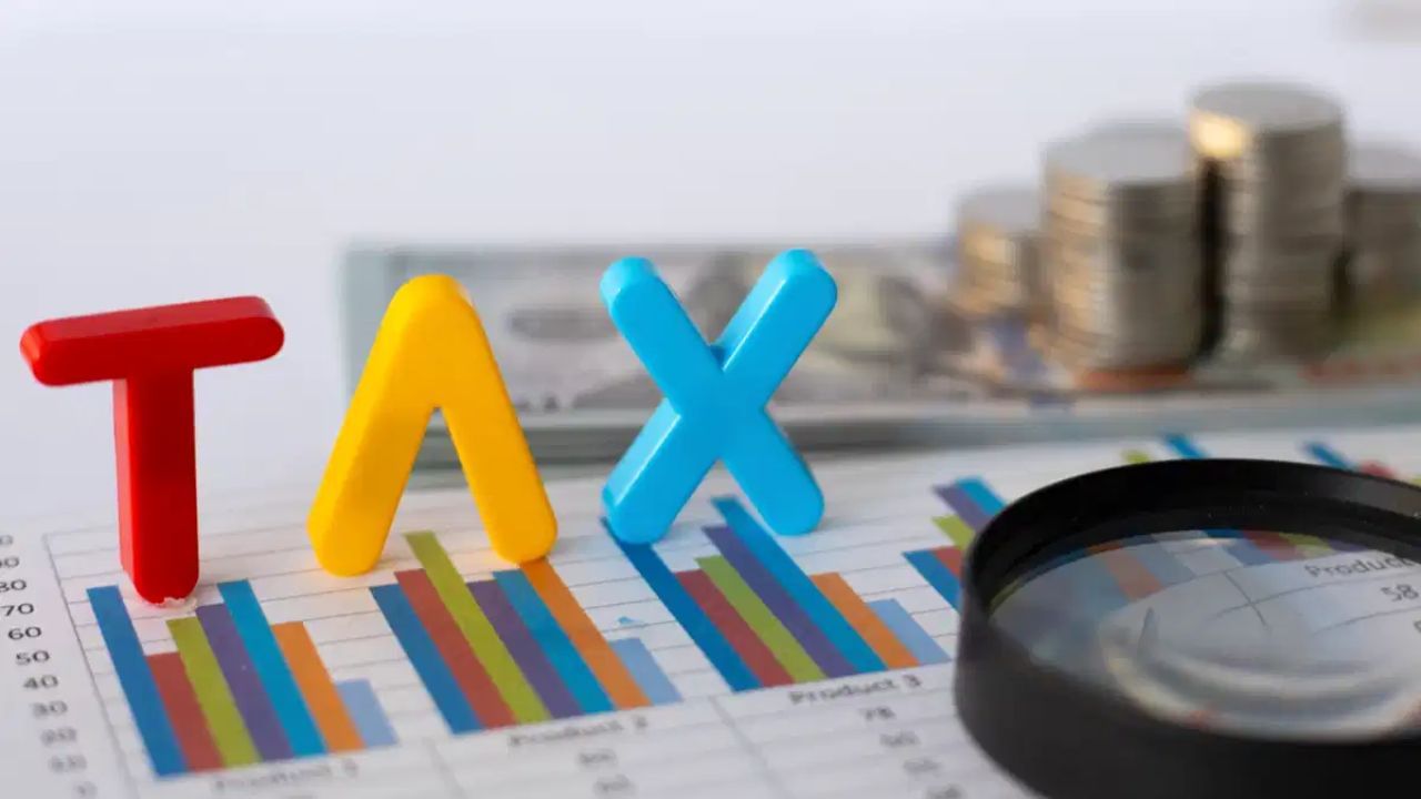 હાલની તારીખમાં ઘણા બાળકો એવા છે કે, જે સ્ટુડન્ટ વિઝા પર વિદેશ જાય છે અને ત્યાં સારો એવો અભ્યાસ કરીને નામચિહ્ન જગ્યા પર જોબ અથવા તો પોતાનો બિઝનેસ શરૂ કરે છે. જણાવી દઈએ કે, બાળકો જે પૈસા કમાય છે તેમાંથી થોડાંક પૈસા તેઓ માતા-પિતાને મોકલાવે છે. આ વાતને ચાલો એક ઉદાહરણ તરીકે સમજીએ... 