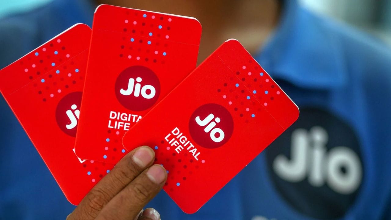 Jio 349 રૂપિયાનો પ્લાન: Reliance Jio ના 349 રૂપિયાના પ્લાન સાથે, તમને 365 રૂપિયા હોવા છતાં અમર્યાદિત ડેટા નહીં મળે પરંતુ તમને 2 GB પ્રતિ દિવસના દરે કુલ 56 GB ડેટા ચોક્કસપણે મળશે. ડેટા ઉપરાંત, અનલિમિટેડ કોલિંગ અને દરરોજ 100 SMS ઓફર કરવામાં આવે છે. આ પ્લાનમાં Jio Hotstar અને 90 દિવસ માટે મફત 50 GB ક્લાઉડ સ્ટોરેજનો લાભ મળે છે.