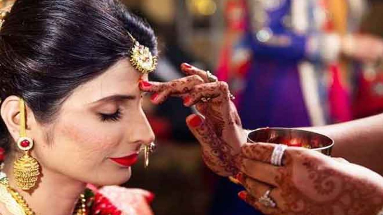 આ પાછળનું ધાર્મિક કારણ શું છે: જોકે આ શ્રદ્ધાનો વિષય છે અને તે લાંબા સમયથી પરંપરા રહી છે, જેના કારણે તિલક સાથે ચોખાનો પણ ઉપયોગ કરવામાં આવે છે. જોકે, ઘણા અહેવાલોમાં એવું કહેવામાં આવ્યું છે કે તિલક સાથે ચોખાનો ઉપયોગ કરવાનું કારણ એ છે કે ચોખાને સૌથી શુદ્ધ ખોરાક માનવામાં આવે છે.