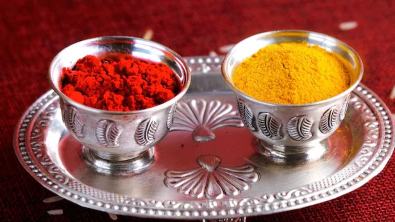 કુમકુમ: રક્ષાબંધન પર, ભાઈને રાખડી બાંધતા પહેલા કુમકુમ કે કંકુ લગાવવાની વિધિ હોય છે. આવી સ્થિતિમાં, પૂજા થાળીમાં  કુમકુમનો સમાવેશ કરવો જોઈએ.