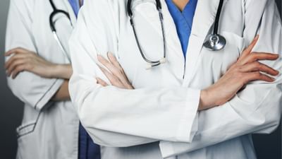 ભારત સરકારે ગરીબ અને નબળા વર્ગના લોકોને 5 લાખ રુપિયા સુધી ફ્રીમાં સુવિધા આપવા માટે આયુષ્માન ભારત સ્કીમની શરુઆત કરી હતી. આ યોજના હેઠળ આયુષ્માન પેનલમાં સામેલ સરકારી અને પ્રાઈવેટ હોસ્પિટલમાં નિશુલ્ક અને કેશલેસ સારવાર મળી શકે છે. આ માટે લોકોને આયુષ્માન કાર્ડ આપવામાં આવે છે.