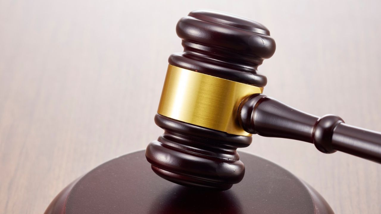 (Disclaimer: જો તમારી પાસે કોઈ ચોક્કસ કેસ હોય તો કાનૂની નિષ્ણાત (વકીલ) ની સલાહ લેવી સલાહભર્યું છે. અહીં આપેલી માહિતી ફક્ત કોર્ટના નિર્ણયો અને કલમોને આધારે આપવામાં આવી છે. તમારે કોઈ કેસ માટે જાણવું હોય તો યોગ્ય વકીલની સલાહ લઈ શકો છો.)(All Image Symbolic)