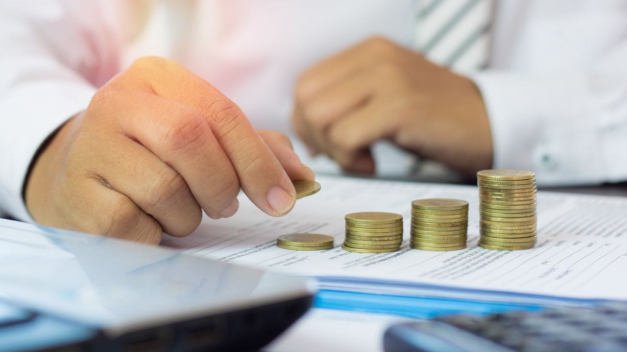 જો તમારું પેન્શન પણ કોઈ કારણોસર બંધ થઈ ગયું છે. તો સૌથી પહેલા બેન્ક કે પેન્શન ઓફિસનો સંપર્ક કરો. જીવન પ્રમાણપત્ર ફરીથી સબમિટ કરો. એક નાનકડું લેખિત આવેદન આપો. જેમાં સ્પષ્ટ જણાવો કે ,પેન્શન કેમ બેન્કમાંથી ઉપાડવામાં આવ્યું ન હતુ. KYC ડોક્યુમેન્ટ અપટડે કરો. તમામ પ્રકિયા પુરી થયા બાદ પેન્શન ફરીથી શરુ કરવામાં આવી શકે છે. કેટલાક કેસમાં રોકાયેલું પેન્શનની રકમ વ્યાજ સાથે પરત મળી શકે છે.