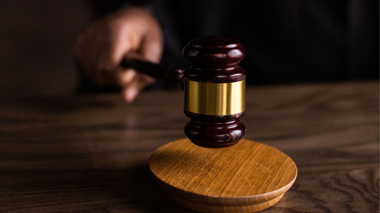 તમે ઈચ્છો તો સીધા તમે રાજ્યની સ્ટેટ હેલ્થ એજન્સીની ઓફિસ પર જઈ ફરિયાદ નોંધી શકો છો. ત્યાં જઈ તમે એક લેખિતમાં ફરિયાદ કરી તેની તમારે તેની રસીદ માંગવી પડશે.