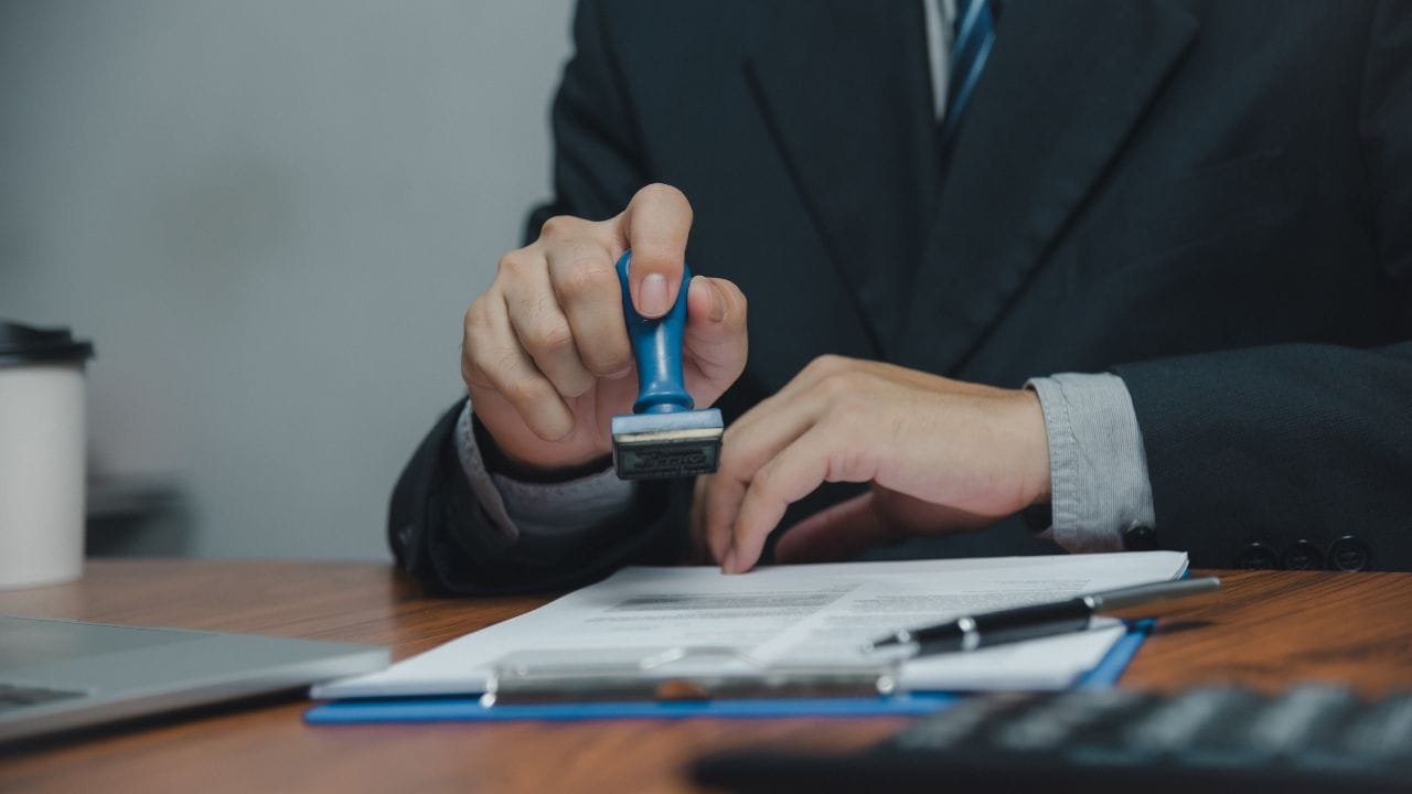 તમને જણાવી દઈએ કે, સરકાર બેન્ક અકાઉન્ટમાં જમા થયેલું પેન્શન કોઈ પણ કારણ વગર પરત લઈ શકે નહી પરંતુ જો તમે લાંબા સમય સુધી પેન્શન ન ઉપાડો અને જરુરી ડોક્યુમેન્ટ જમા કરતા નથી. તો પેન્શન રોકવામાં આવી શકે છે. આ માટે સમય પર જીવન પ્રમાણપત્ર જમા કરો અને બેન્ક અકાઉન્ટને એક્ટિવ રાખવું ખુબ જરુરી છે.