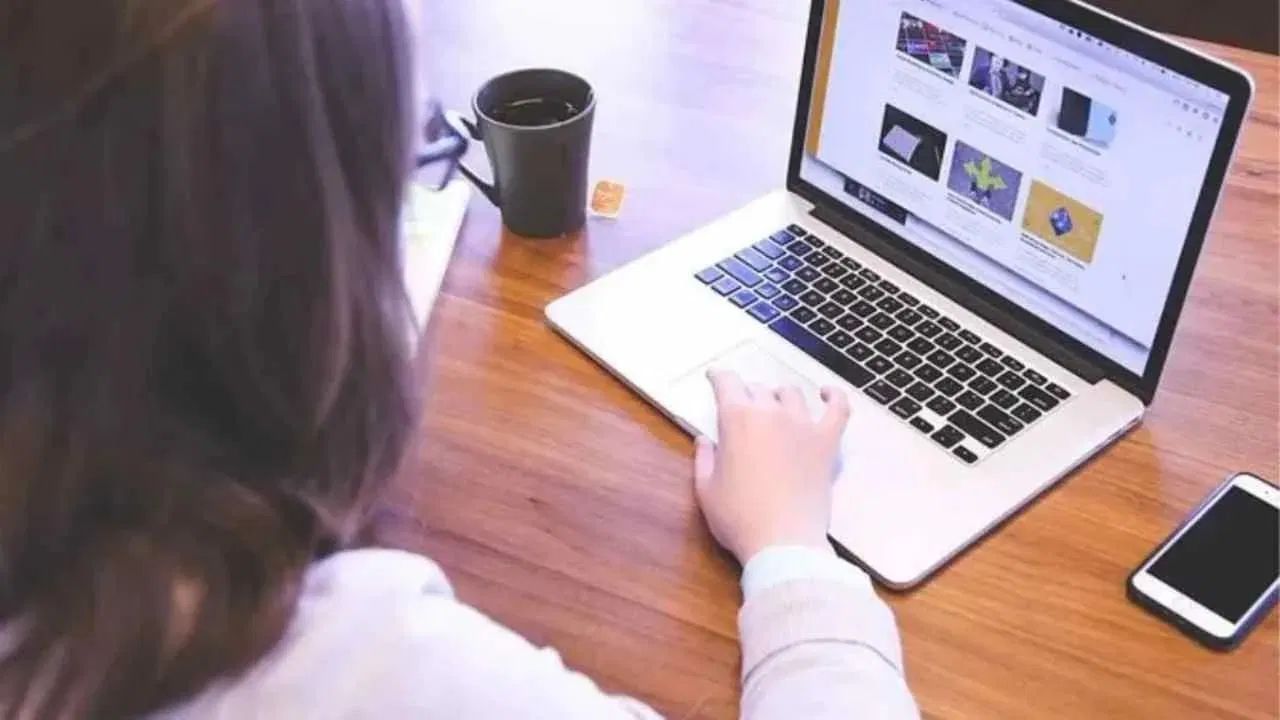 સાતમી ભૂલ ફોન, લેપટોપ તરફ જોવું અથવા ખાધા પછી તરત જ કામ કરવું છે, જે માનસિક તણાવ વધારે છે અને પાચનતંત્રને નબળું પાડે છે. ખાધા પછી, ઓછામાં ઓછા પાંચ મિનિટ શાંતિથી બેસો અને ધીમે ધીમે શ્વાસ લો.