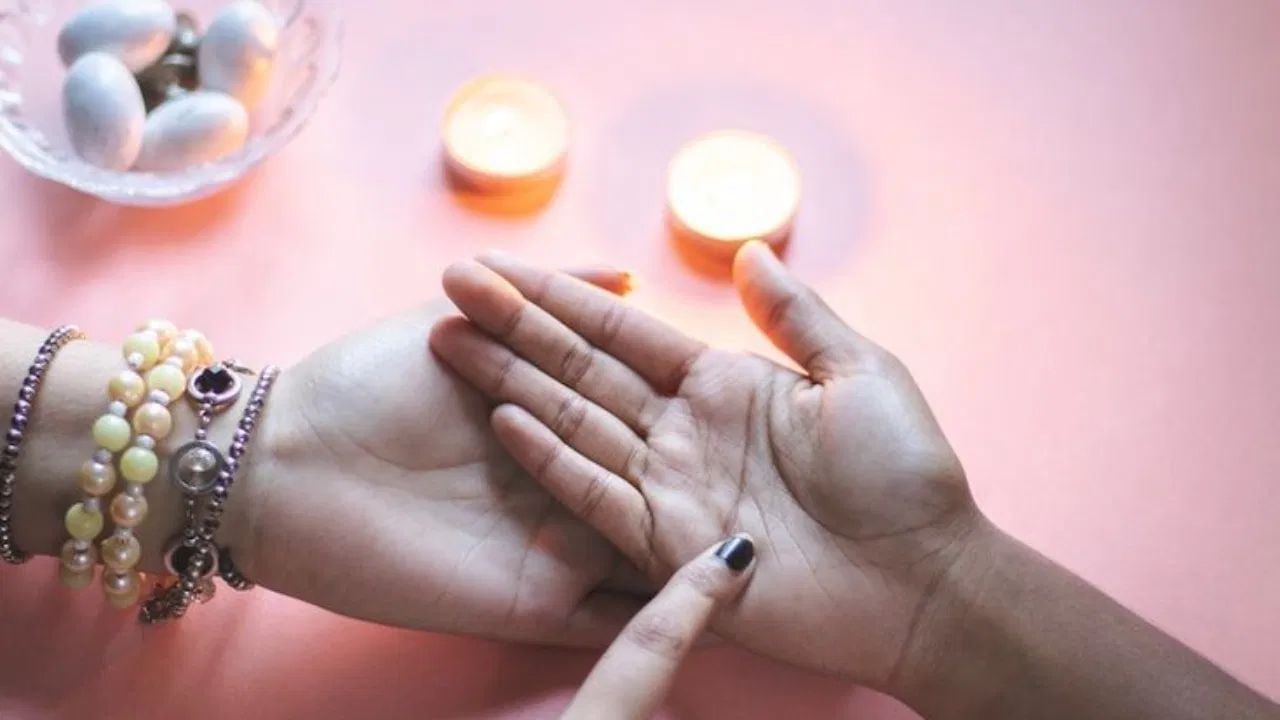 જો હથેળીમાં લગ્ન રેખા હૃદય રેખાની નજીક હોય અથવા હથેળીમાં એક કરતાં વધુ લગ્ન રેખાઓ હોય, તો તે પ્રેમ લગ્નનો સંકેત માનવામાં આવે છે. બીજી તરફ, લગ્ન રેખા પર ચોરસ ચિહ્નની હાજરી પણ પ્રેમ લગ્નનો સંકેત છે.
