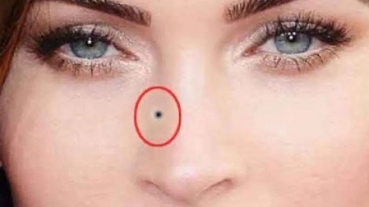 સામુદ્રિક શાસ્ત્ર અનુસાર, શરીર પર કેટલાક ખાસ સ્થળોએ તલની હાજરી પ્રેમ લગ્નનો સંકેત ગણાય છે. જો કોઈ સ્ત્રીના નાક પર તલ હોય, તો તે પ્રેમ લગ્ન થવાની શક્યતા દર્શાવે છે. આ ઉપરાંત, સ્ત્રીઓના કાન પર તલ પણ પ્રેમ લગ્નને સૂચવે છે, જે એક શુભ સંકેત માનવામાં આવે છે.