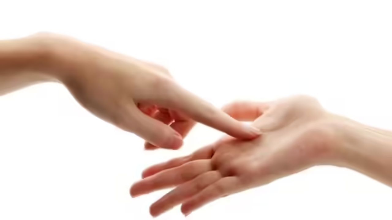 હસ્તરેખાશાસ્ત્ર અનુસાર, લગ્ન રેખા નાની આંગળીની નીચે અને હૃદય રેખા ની ઉપર આવેલી હોય છે. જો આ લગ્ન રેખા બુધ પર્વત તરફ વળેલી હોય, તો તે એક શુભ સંકેત માનવામાં આવે છે, જે પ્રેમ લગ્ન થવાની શક્યતાઓ સૂચવે છે.