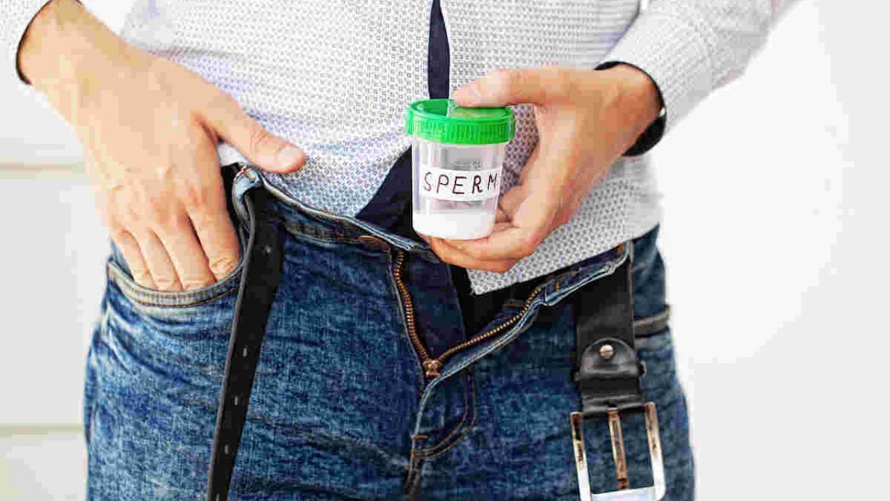 દિલ્હીની જીટીબી હોસ્પિટલના મેડિસિન વિભાગના ડૉ. અજિત કુમાર કહે છે કે આ વિષય પર હજુ સુધી કોઈ મોટા પાયે સંશોધન થયું નથી. શુક્રાણુઓની સંખ્યામાં ઘટાડો થવા પાછળ મુખ્ય પરિબળો છે. આ ઉપરાંત ઘણી એવી આદતો છે જે શુક્રાણુઓની સંખ્યામાં ઘટાડો લાવી શકે છે જેમ કે લેપટોપને ખોળામાં રાખીને સતત કામ કરવાથી કારણ કે ઇલેક્ટ્રોનિક ઉપકરણો ગરમ કિરણો બહાર કાઢે છે જે સ્નાયુઓને સંકોચાય છે અને સ્વાસ્થ્ય સમસ્યાઓનું કારણ બને છે. ઉદાહરણ તરીકે, પેન્ટના ખિસ્સામાં મોબાઈલ રાખવાથી પણ શુક્રાણુઓના સ્વાસ્થ્યને નુકસાન થાય છે.