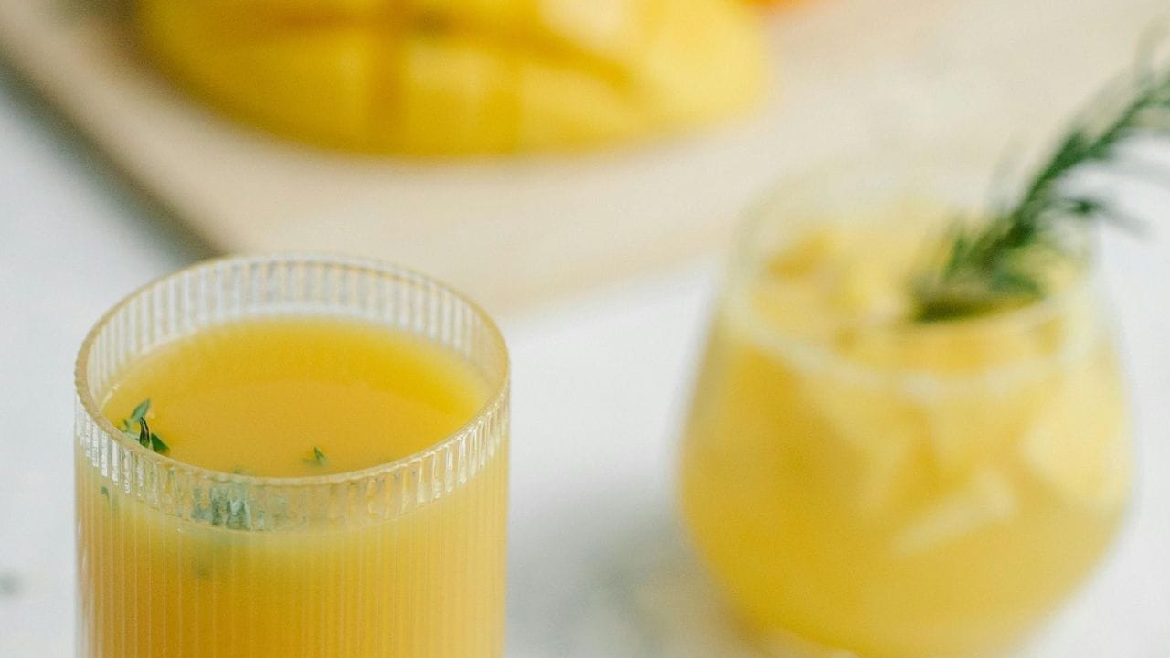 કેરી પન્ના - કેરી પન્ના એ કાચી કેરીમાંથી બનેલું પીણું છે. જે ઉનાળામાં ગરમીથી બચાવવા માટે ફાયદાકારક છે. તેને બનાવવા માટે કાચી કેરીને ઉકાળો અને તેનો પલ્પ કાઢીને તેને બ્લેન્ડ કરો અને પાણીમાં ભેળવો. આ ઉપરાંત કાળું મીઠું, ચાટ મસાલો અને મધ અથવા ગોળ ઉમેરીને મીઠાશ વધારી શકાય છે.