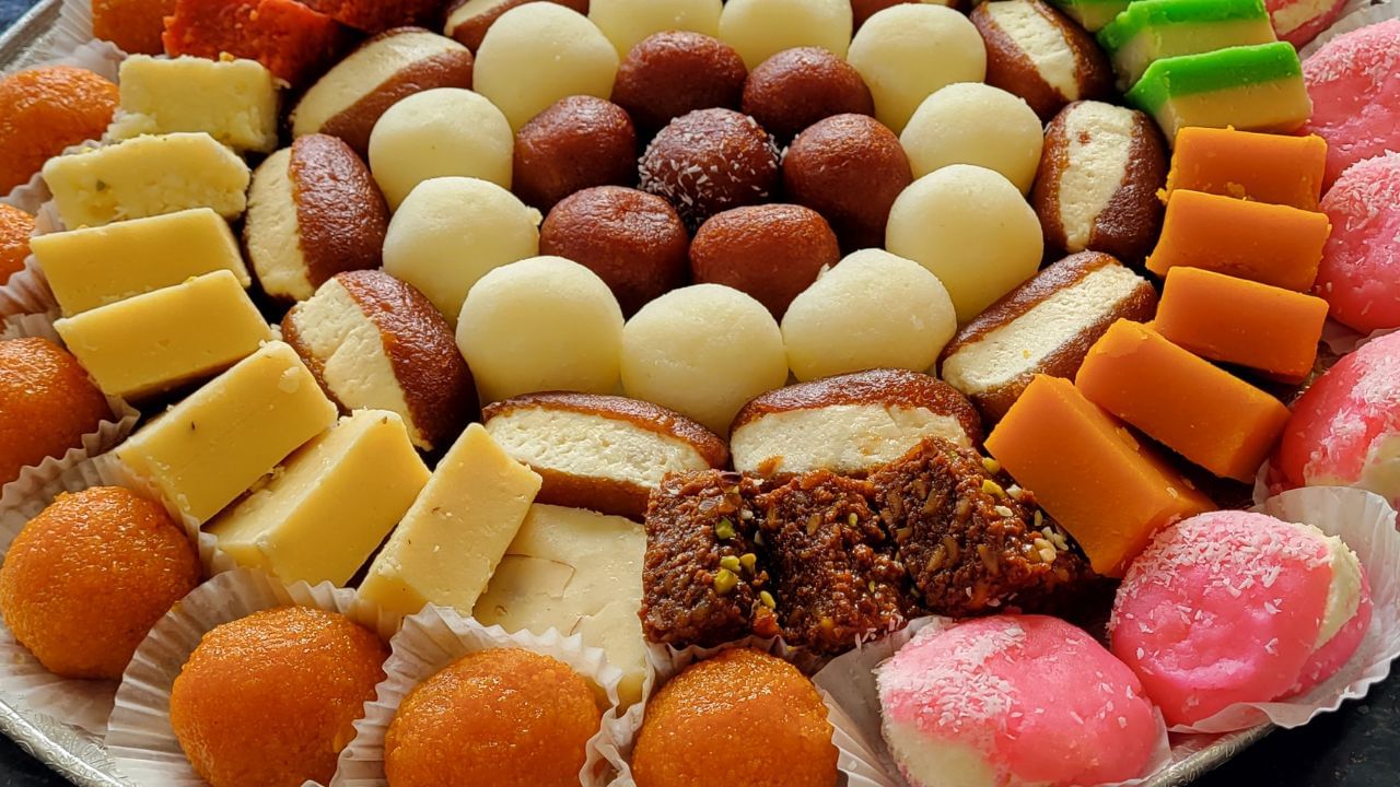 મીઠાઈઓ: તિલક લગાવ્યા પછી અને રાખડી બાંધી આરતી ઉતાર્યા બાદ મીઠાઈઓ ખવડાવવામાં આવે છે. આવી સ્થિતિમાં, પૂજા થાળીમાં મીઠાઈઓ રાખવી જોઈએ અને રાખડી બાંધ્યા પછી ભાઈને ખવડાવવી જોઈએ.