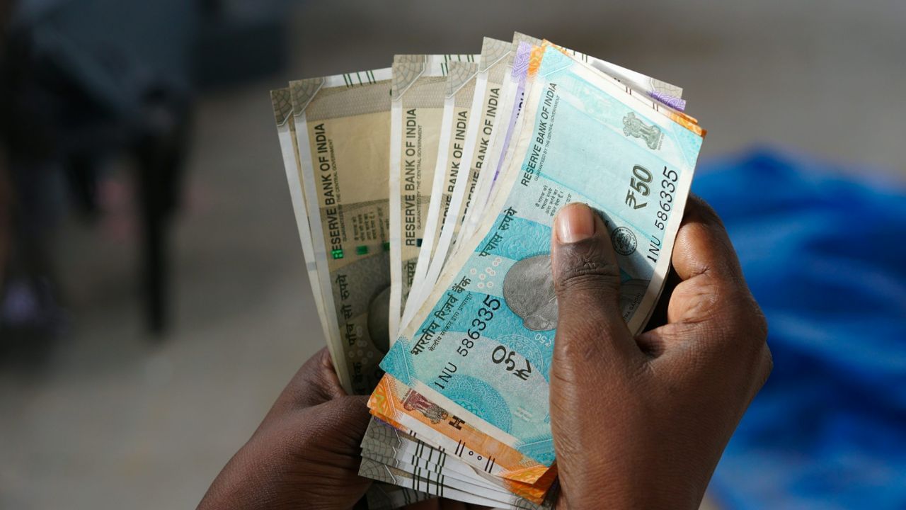 જેમ આપણે પહેલા કહ્યું હતું, જો કરોડો રૂપિયા અચાનક તમારા ખાતામાં આવી જાય, તો તમારે તેની સાથે કોઈ પણ જાતની છેડછાડ ન કરવી જોઈએ. તેમજ રુપિયા જોઈને ખર્ચવા કે ક્યાંય ટ્રાન્સફર ભૂલથી પણ ના કરવા જોઈએ. ખરેખર, ડિજિટલ વ્યવહારોના યુગમાં, દરેક વ્યવહાર રેકોર્ડ કરવામાં આવે છે. આવી સ્થિતિમાં, જો તમે કોઈ અજાણી રકમ સાથે છેડછાડ કરો છો, તો બેંક અથવા તપાસ એજન્સીઓ તેને સરળતાથી ટ્રેક કરી શકે છે.