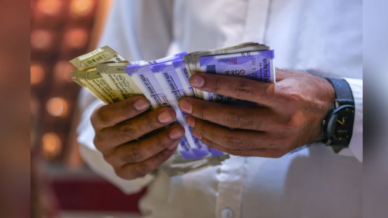 તમારા બધા બેંકિંગ અને UPI પાસવર્ડ બદલો: ઘણી વખત તમારું એકાઉન્ટ હેકિંગ અથવા આકસ્મિક ફંડ ટ્રાન્સફર જેવી ઘટનાઓમાં લક્ષ્ય બની શકે છે. આવી સ્થિતિમાં, જો કોઈ અજાણી રકમ ખાતામાં આવે છે, તો તમારી બધી બેંકિંગ એપ્સ, નેટ બેંકિંગ અને UPI ના પાસવર્ડ બદલો. આ ઉપરાંત, આ બધી સેવાઓ માટે ટુ ફેક્ટર ઓથેન્ટિકેશન ચાલુ કરવાનું ભૂલશો નહીં. આમ કરવાથી, જો તમારા કોઈપણ ખાતાને હેક કરવાનો પ્રયાસ થાય છે, તો તે ત્યાં જ અટકી જશે.