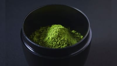 શાકાહારી આહાર અપનાવનાર લોકોને શરીર માટે જરૂરી પોષક તત્ત્વો મેળવવા માટે કેટલીકવાર વિકલ્પો શોધવા પડે છે. પ્રોટીન હોય કે વિટામિન B12, સામાન્ય રીતે માંસાહારી ખોરાકને શ્રેષ્ઠ સ્ત્રોત ગણવામાં આવે છે. પરંતુ તેનો અર્થ એવો નથી કે શાકાહારી લોકો આરોગ્યમંદ રહી શકતા નથી. હકીકતમાં, કુદરતે આપણને એવા અનેક ખાદ્ય પદાર્થો આપ્યા છે, જેમાં કેટલાક માંસાહારી ખોરાક કરતાં પણ વધુ પોષણ હોય છે. જો તમે સ્વસ્થ રહેવા સાથે વિટામિન B12 ની કમી પૂરી કરવા ઇચ્છતા હો, તો સરગવાના પાઉડરનો સમાવેશ તમારા આહારમાં કરી શકો છો. સરગવાનો એવો છોડ છે, જેના દરેક ભાગનો ઉપયોગ આરોગ્ય માટે ફાયદાકારક ગણાય છે. (Credits: - Canva)