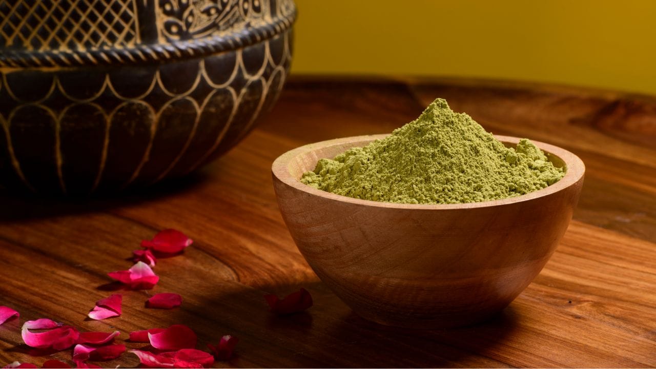 સરગવાનો પાઉડર વિટામિન B12 નો સીધો સ્ત્રોત ન હોવા છતાં, તેમાં આવેલા પોષક તત્ત્વો આ વિટામિનના શરીરમાં શોષણને વધુ અસરકારક બનાવે છે. સરગવાના પાંદડાઓમાં પ્રોટીન, આયર્ન, કેલ્શિયમ, મેગ્નેશિયમ અને વિટામિન C ભરપૂર માત્રામાં હોય છે, જે વિટામિન B12 ના યોગ્ય શોષણ અને ઉપયોગમાં સહાયરૂપ થાય છે. (Credits: - Canva)