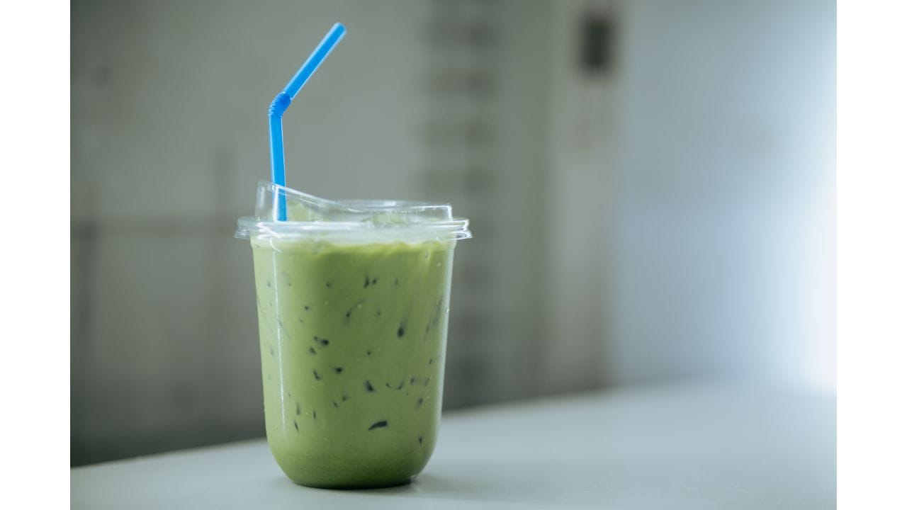 વિટામિન B12 ની કમી ઘટાડવા માટે તમે સરગવાને વિવિધ રીતે તમારા આહારમાં સામેલ કરી શકો છો. સરગવાનો પાવડર પાણી અથવા દૂધમાં મિશ્રિત કરીને રોજ પી શકાય છે, તેમજ સરગવાના તાજા પાનને શાકભાજી તરીકે પણ ઉપયોગ કરી શકાય છે. (Credits: - Canva)