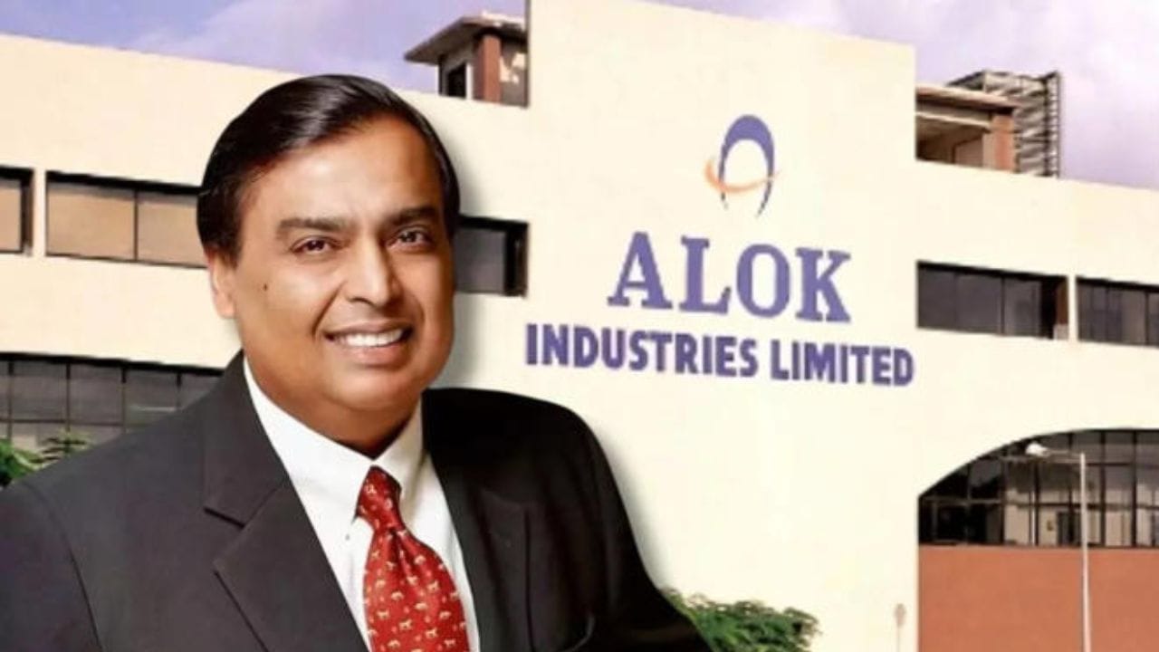 તમને જણાવી દઈએ કે આલોક ઇન્ડસ્ટ્રીઝ લિમિટેડના જૂન ક્વાર્ટરમાં કંપનીનો ચોખ્ખો ખોટ ઘટીને રૂ. 171.56 કરોડ થયો હતો, જ્યારે નાણાકીય વર્ષ 25ના પહેલા ક્વાર્ટરમાં તે રૂ.206.78 કરોડ હતો. 30 જૂન, 2025 ના રોજ પૂરા થયેલા ક્વાર્ટરમાં કામગીરીમાંથી આવક વાર્ષિક ધોરણે 7.33% ઘટીને રૂ. 932.49 કરોડ થઈ ગઈ છે.