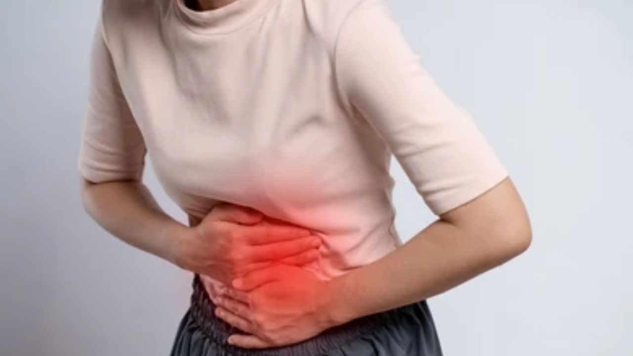 એન્ડોમેટ્રિઓસિસ - સ્ત્રીઓમાં નાભિની નજીક દુખાવાનું એક મુખ્ય કારણ એન્ડોમેટ્રિઓસિસ પણ હોઈ શકે છે. આ એક એવી સ્થિતિ છે જેમાં ગર્ભાશયની આંતરિક અસ્તર જેવા કોષો શરીરના અન્ય ભાગોમાં વધવા લાગે છે. ક્યારેક આ કોષો આંતરડા સુધી પહોંચે છે, જેના કારણે નાભિની નજીક દુખાવો થાય છે. આ દુખાવો પીરિયડ દરમિયાન વધુ વધી શકે છે.