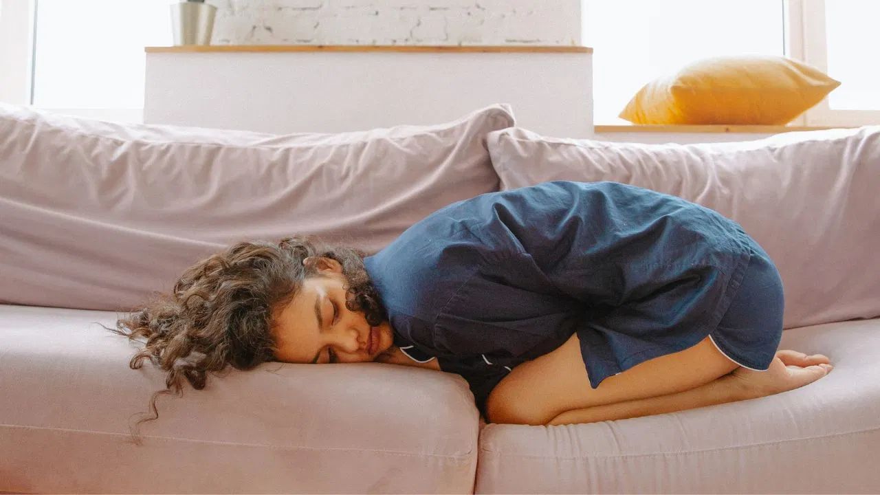 આ પ્રકારનો દુખાવો ક્યારેક થોડી મિનિટો સુધી રહે છે અને પછી દૂર થઈ જાય છે, પરંતુ કેટલાક કિસ્સાઓમાં તે કલાકો કે દિવસો સુધી રહી શકે છે. ક્યારેક આ દુખાવો હળવો હોય છે, ક્યારેક વધારે દુખાવો થાય છે. પરંતુ પ્રશ્ન એ છે કે જ્યારે આ દુખાવો વારંવાર થાય છે અથવા યોગ્ય રીતે દૂર થતો નથી ત્યારે તેનું કારણ શું હોઈ શકે છે? અને તે કયા પ્રકારના રોગો સૂચવી શકે છે?