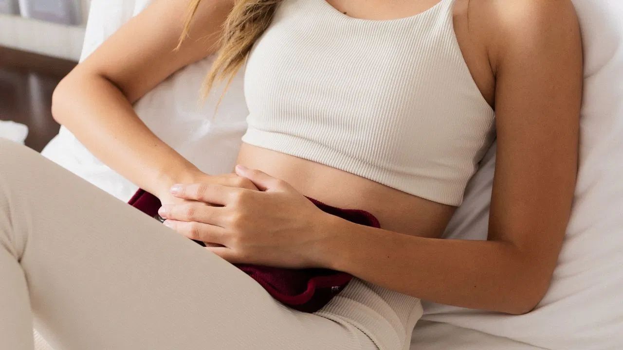 ઘરની જવાબદારીઓ અને કામના ભારણને કારણે સ્ત્રીઓ ઘણીવાર તેમના સ્વાસ્થ્યને અવગણે છે. આવી સ્થિતિમાં, તેઓ શરીરના ઘણા સંકેતોને અવગણે છે. જ્યારે પેટની વચ્ચે, નાભિની નજીક દુખાવો ચાલુ રહે છે અથવા વારંવાર થાય છે, ત્યારે તેની પાછળ ફક્ત એક કારણ નથી. આ દુખાવો સ્ત્રીઓની કેટલીક સ્વાસ્થ્ય સ્થિતિઓ સાથે સંબંધિત હોઈ શકે છે, જેમાંથી કેટલીક ગંભીર હોઈ શકે છે.