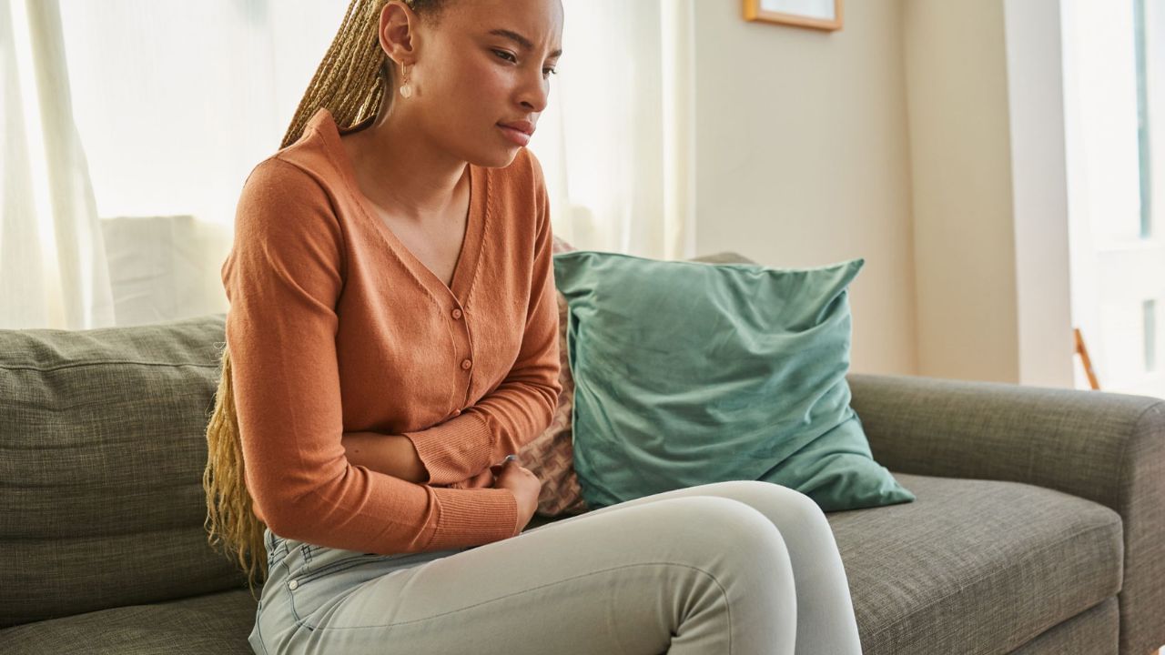 અંડાશય સંબંધિત સમસ્યાઓ - અંડાશયમાં સિસ્ટ અથવા કોઈપણ પ્રકારની સોજો પણ નાભિની નજીક દુખાવો પેદા કરી શકે છે. સિસ્ટની સમસ્યાના કિસ્સામાં, નાભિની એક બાજુ દુખાવો થાય છે. જો આ દુખાવો થાકની સાથે વધી રહ્યો હોય, તો તાત્કાલિક ડૉક્ટરનો સંપર્ક કરો.