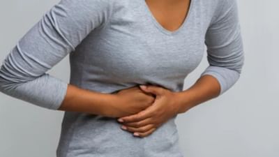 ઘણી વખત આપણે પેટમાં હળવા દુખાવાને અવગણીએ છીએ. ખાસ કરીને સ્ત્રીઓમાં નાભિની આસપાસ દુખાવો સામાન્ય માનવામાં આવે છે. પરંતુ શું તમે જાણો છો કે આ નાનો દુખાવો પણ કોઈ મોટી બીમારીનો સંકેત હોઈ શકે છે? ઘણી વખત આ દુખાવો ફક્ત ગેસ અથવા અપચોને કારણે થાય છે, પરંતુ જ્યારે આ દુખાવો વારંવાર અથવા સતત રહે છે, ત્યારે તેને અવગણવું યોગ્ય નથી.